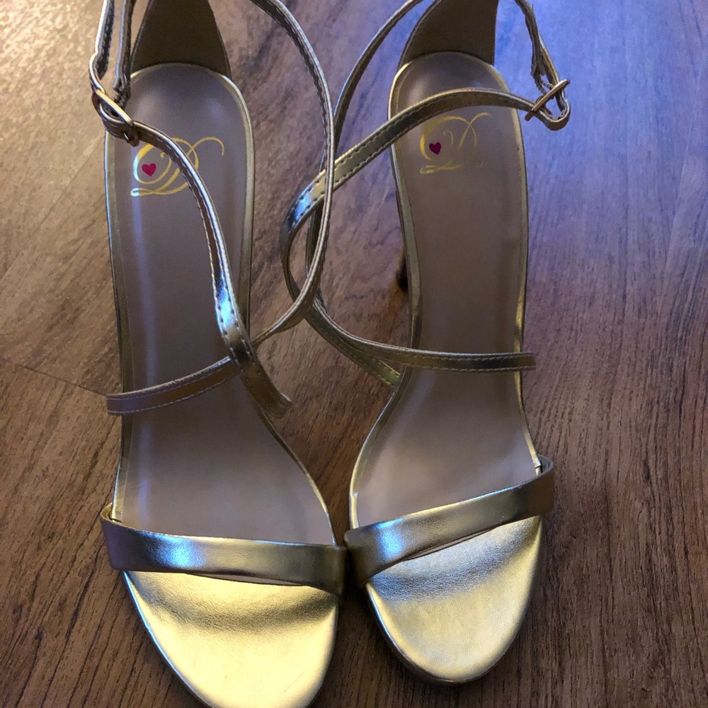 Gold 👠 never worn!